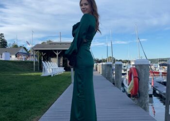 How To Navigate Summer Weddings When You’re Single