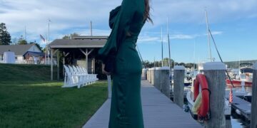 How To Navigate Summer Weddings When You’re Single